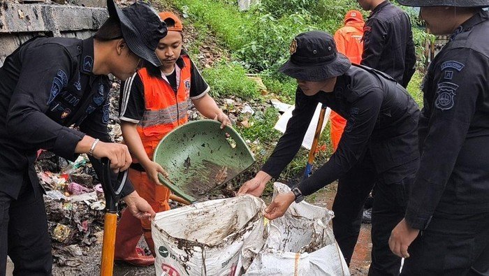 Brimob Polda Metro Bersihkan Kali di Senen, Angkut Sampah Berkarung-karung: Dari Kebijakan Hingga Aksi, Menjaga Kelestarian Lingkungan!