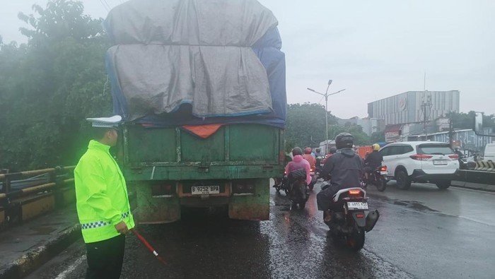 Truk Mogok di Pesing Arah Cengkareng, Lalin Jakbar Ambruk!