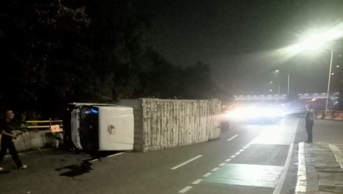 Kecelakaan Truk di Jakbar, Hilang Kendali dan Terguling di Jalan