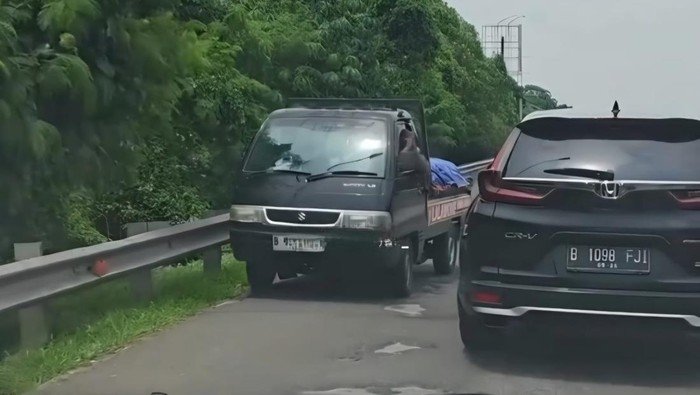 Polisi Tangkap Pikap Nekat Lawan Arah di Rest Area Tol Jagorawi!