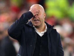 “Musim Terberat Arne Slot: Saat Ketegangan Mencapai Puncak”