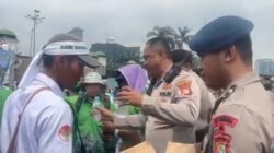 Pelayanan Humanis di DPR: Polda Metro Dorong Solidaritas dengan Massa Guru di Tengah Kecamatan