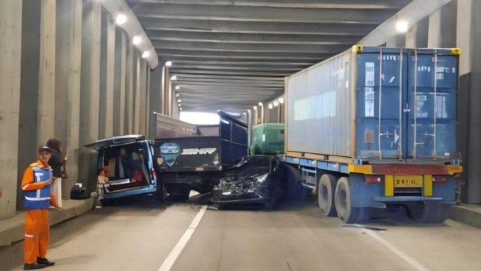 Truk Trailer Tabrak 6 Kendaraan di Underpass Tol Jagorawi: Petaka Lalin yang Menyita Perhatian!