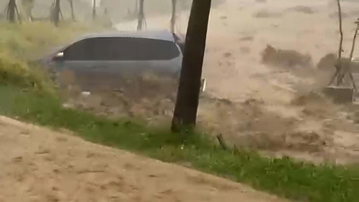 Momen Ngeri Banjir Hanyutkan Mobil di Bogor, Warga Berlomba Menyelamatkan!