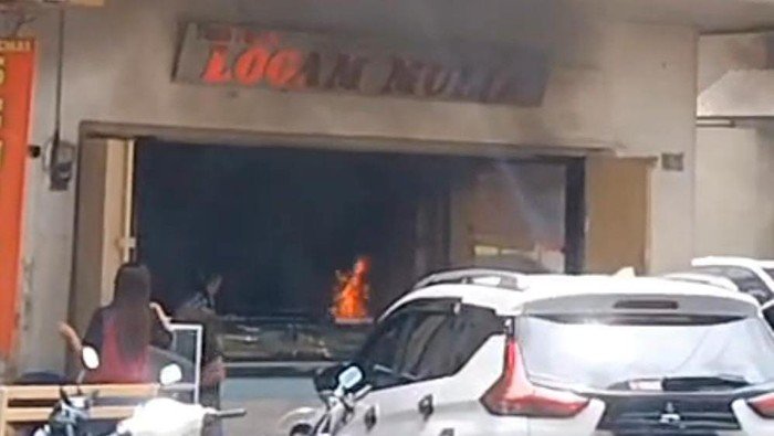 Emak-emak di Makassar Luncurkan Molotov, Api Membakar Toko Emas dalam Sekejap
