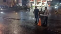 Jalan Rusak di Ciputat Bikin Pemotor Jatuh, Polisi Pasang Traffic Cone – Update 3