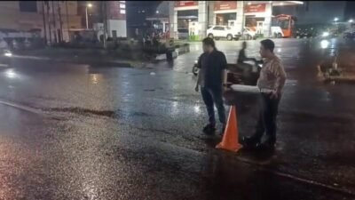 Jalan Rusak di Ciputat Bikin Pemotor Jatuh, Polisi Pasang Traffic Cone – Update 3