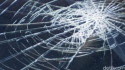 “Mengenaskan! Mobil Kecelakaan di Jakbar, Pemotor Luka di Kepala-Kaki”