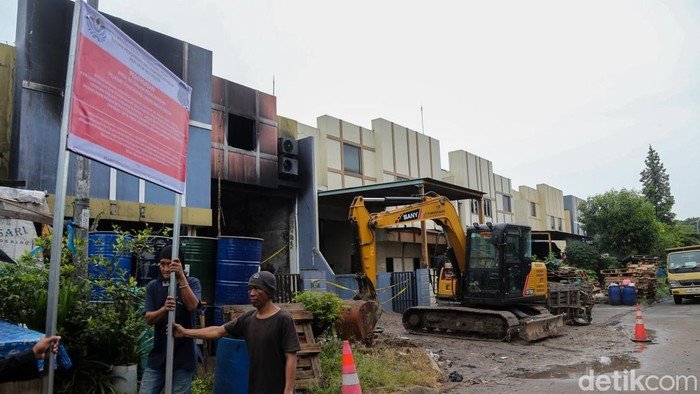 KLH Pastikan Bara Asap Gudang Pestisida Tak Ada Lagi: Bau Sudah Berkurang - Update 3