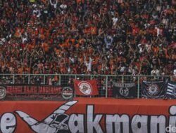 [**The Jakmania Mau Lebih Sering Lihat Aksi Pemain Baru Persija: Apakah Waktu Bermain Mereka Dipengaruhi oleh Kekuatan Sponsor?**]