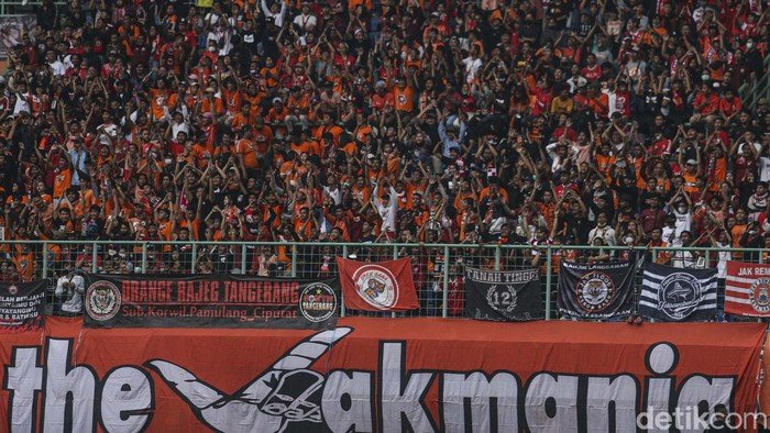 [**The Jakmania Mau Lebih Sering Lihat Aksi Pemain Baru Persija: Apakah Waktu Bermain Mereka Dipengaruhi oleh Kekuatan Sponsor?**]