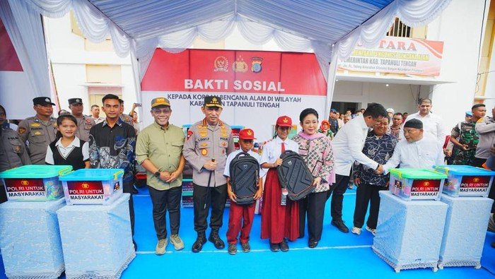 Kapolri-Ketua Komisi IV DPR Serahkan Bantuan di Tapteng, Hadirkan Dukungan Nyata untuk Pendidikan Anak Korban Banjir