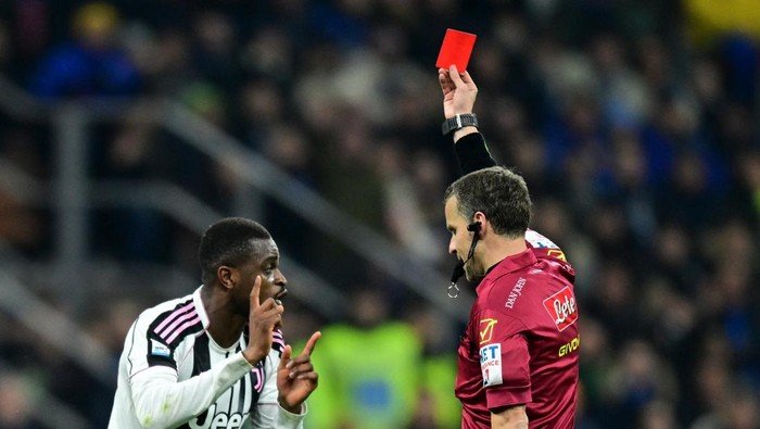 **Kartu Merah Kontroversial: Ramai-ramai Kecam Keputusan Wasit usai 'Colek' Bastoni di Inter vs Juventus!**