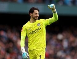 “Trafford Tak Mengira, Mudik ke City Jadi Jalan Menuju Peran Deputi yang Mengguncangkan!”