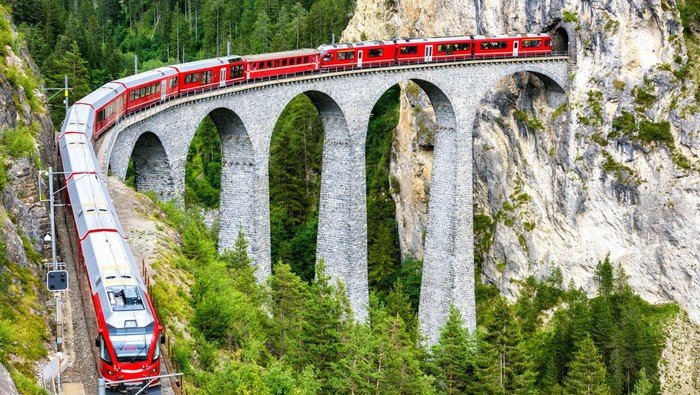 Petualangan Berbahaya: Kereta Api Swiss Karam karena Salju