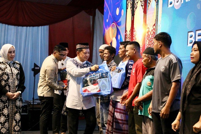 Hari Pertama Ramadan, Tito Karnavian Berbagi Makanan Sederhana bersama Warga Aceh Tamiang