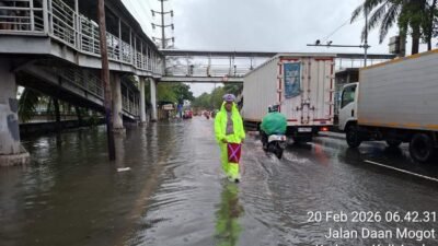 Hujan Sejak Dini Hari, Jalan Daan Mogot Jakbar Tergenang 10 Cm, Transportasi Terhambat!
