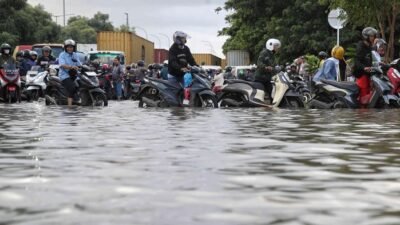 Banjir Jakarta Menerjang 61 RT dan 6 Ruas Jalan, BPBD DKI Panggil Warga Berjaga!