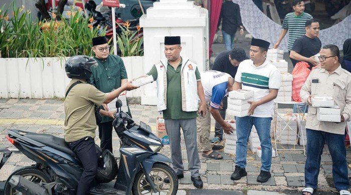 **Gerindra Sumut Buktikan Instruksi Prabowo, Bagikan 1.000 Takjil Setiap Hari**