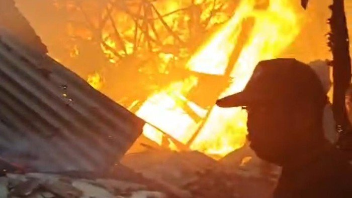 Kebakaran Menerjang Pasar Labuan Pandeglang, Belasan Kios Hancur