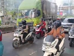 Truk Tabrak Separator Jalan di Gatsu Arah Kuningan, Lalin Macet: Bencana Lalu Lintas yang Mengguncang Kawasan!