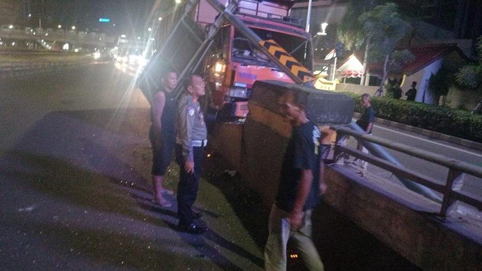 Mengantuk di Balik Steering, Truk Dump Musnah di Kuningan