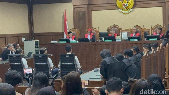 Sidang Vonis Kasus Minyak Mentah Dikebut hingga Lewat Tengah Malam: Hakim Kebijakan Baru Jadi Perbincangan