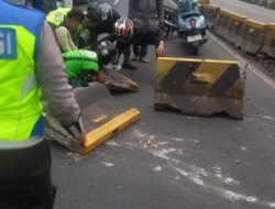 Mobil Tabrak Separator Busway di Jl Gatsu, Lalin Arah Kuningan Tersendat: Lalu Lintas Macet, Kebingungan Masyarakat