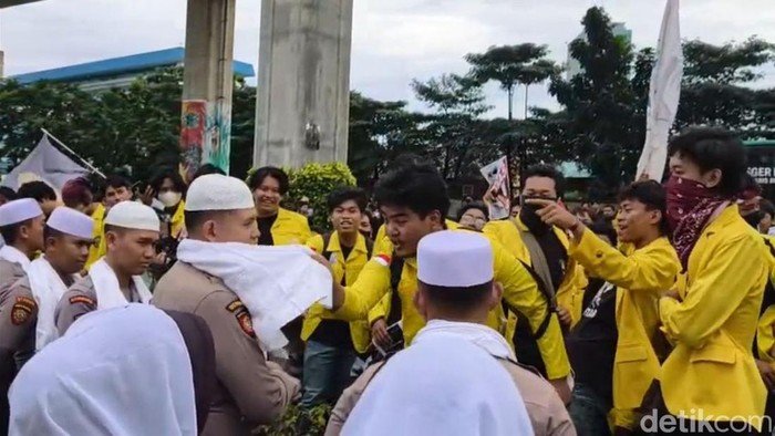 Polisi Pakai Peci-Sorban saat Demo Mahasiswa: Apa Penjelasannya?