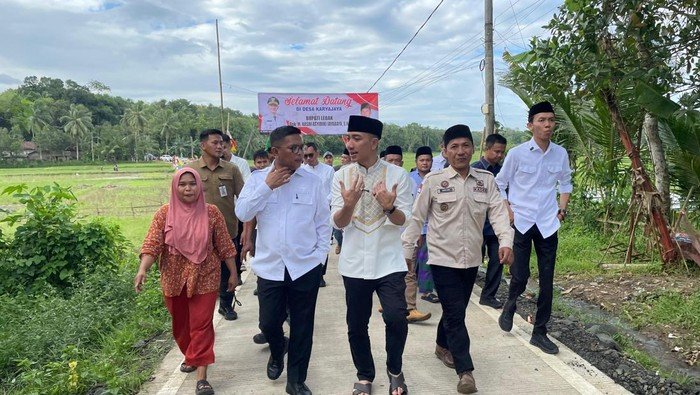 Perbaikan Jalan Desa di Lebak oleh Andra Soni, Solusi Produktivitas Petani di Era Digital