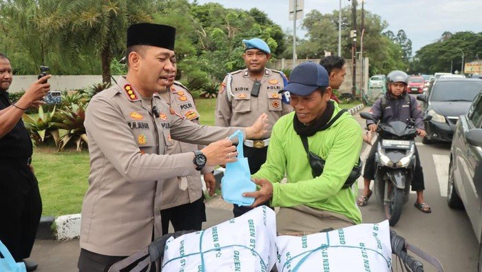 Ramadan Berkah, Polres Tangerang Kota Bersama Ojol di Buka Bareng di Jalan