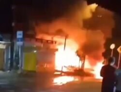 **Massa Bakar Rumah Diduga Pelaku, Tragedi Pembacokan Saat Sahur di Gresik**