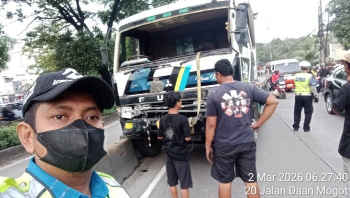 Tak Ada Rasa! Truk Asap Tebal Nekat Tabrak Pembatas Jalan di Jakbar, Lalin Terasa Padat