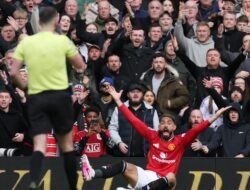 “Wasit Kasih MU Penalti karena Takut Teror Old Trafford? Sebuah Keputusan yang Membuat Penggemar Berdebat!”