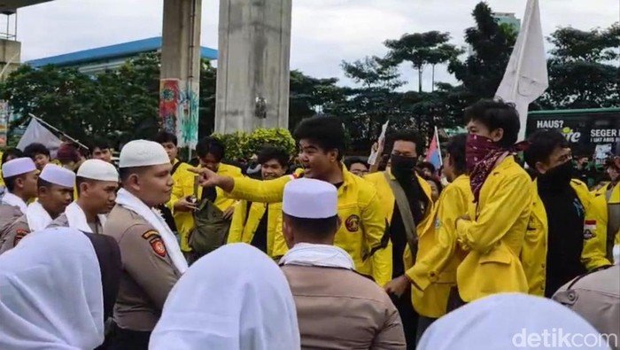 UI Tegaskan: demonstran viral yang menunjuk polisi bukan mahasiswanya, ini pernyataan resmi!