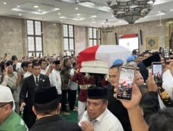 Usai Disalatkan, Jenazah Try Sutrisno Diberangkatkan ke TMP Kalibata – Update 3