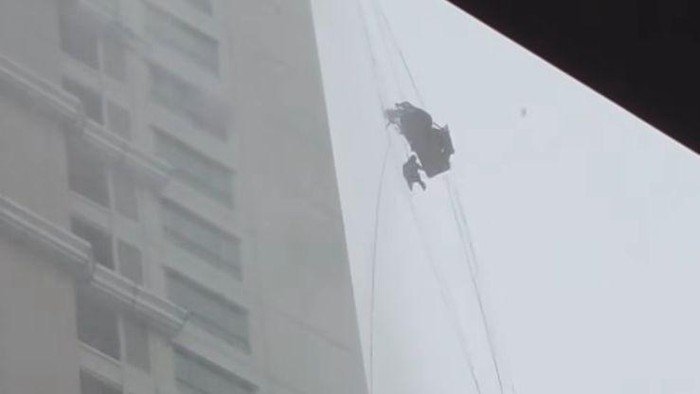 Kengerian Gondola: Petugas Pembersih Kaca Apartemen Surabaya Tewas Tersangkut Tali Gondola