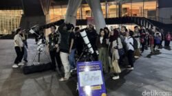 “Hujan Turunkan Harapan Warga Jakarta Menonton Gerhana Bulan Total di Planetarium”
