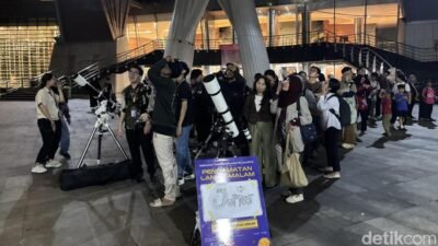 “Hujan Turunkan Harapan Warga Jakarta Menonton Gerhana Bulan Total di Planetarium”