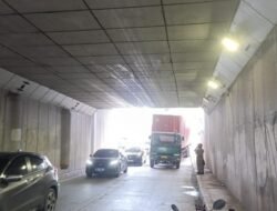 Truk Kontainer Nyangkut, Jaktim Dikubur Macet!