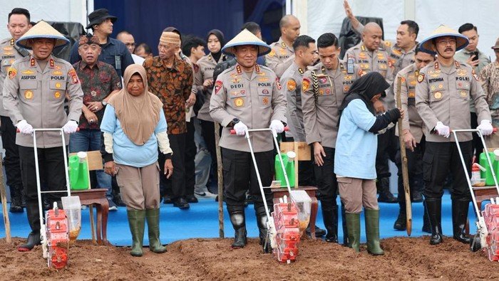Wujudkan Swasembada Pangan, Polda Metro Tanam Jagung di Lahan 50 Ha Bekasi - Update 3