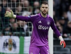 “Ajax Menyusut, Maarten Paes Cari Kemenangan Pertama”