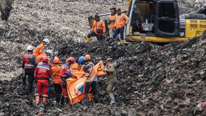 2 Hidup, 1 Melayang: Duka Penyisiran Longsor Bantargebang
