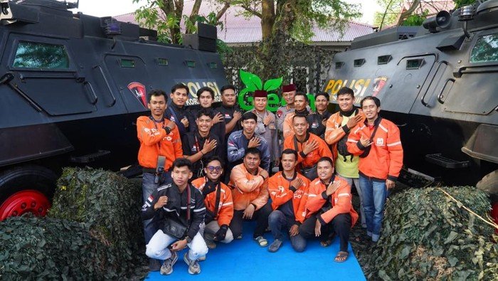 Salam Satu Aspal! Potret Kapolda Riau-Ojol-Mahasiswa Pose Dekat Baracuda - Update 3