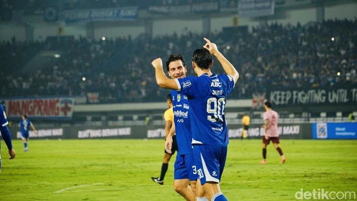 **Persib Vs Persik: Maung Bandung Meraih Kemenangan Telak 3-0 di Super League 2025/2026**
