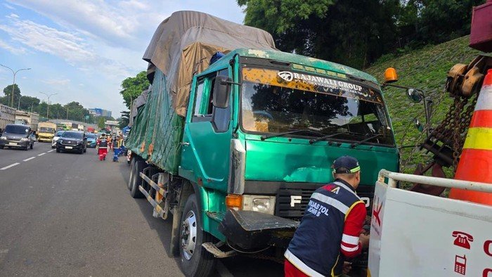Kecelakaan Mengerikan 7 Kendaraan di Tol JORR, 2 Warga Terluka