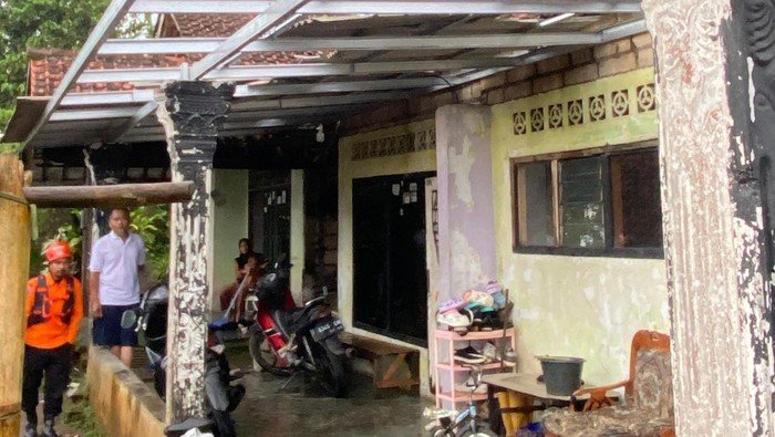 Angin Kencang Menerjang Tamansari Bogor, 6 Rumah Warga Hancur dalam Sekejap