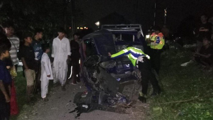 Pikap Ringsek Tertabrak KRL di Bogor, Satu Jiwa Terluka