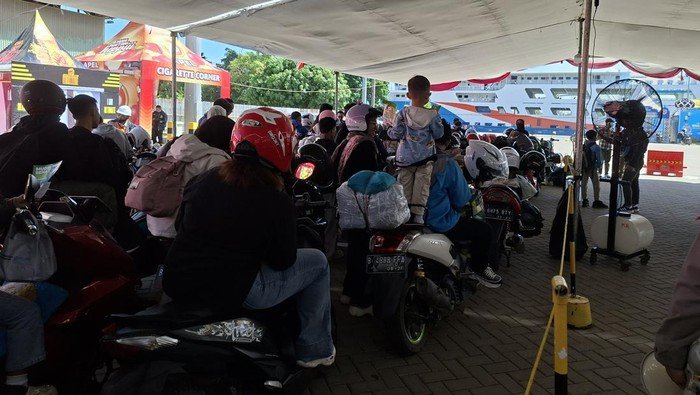 **Antrean Pemudik Motor di Ciwandan, Pelat B Menjadi Trendsetter!**