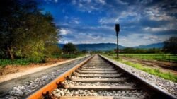 2. “Kecelakaan Mengerikan di Bogor: Mobil Tertimpa KRL, 1 Orang Terluka”